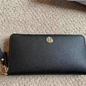 Tory Burch Robinson Passport Continental Wallet